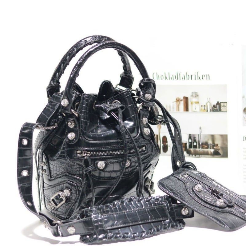 Big Sale Motorcycle Diamond Stud Crocodile Pattern Bucket Bag Hand-Held Crossbody Bag - Image 2