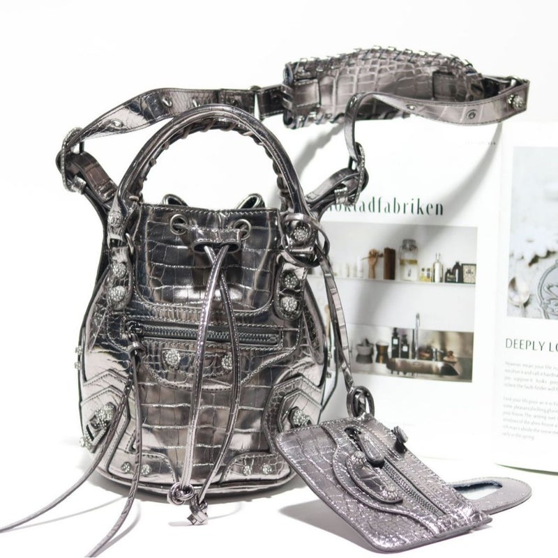 Big Sale Motorcycle Diamond Stud Crocodile Pattern Bucket Bag Hand-Held Crossbody Bag - Image 3