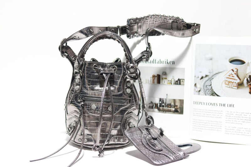Big Sale Motorcycle Diamond Stud Crocodile Pattern Bucket Bag Hand-Held Crossbody Bag - Image 1