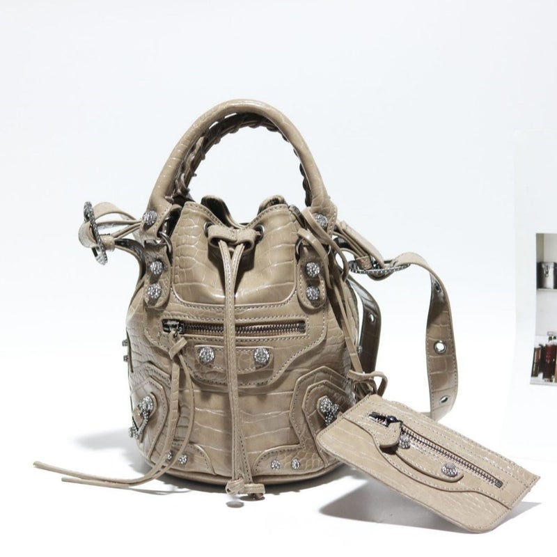 Big Sale Motorcycle Diamond Stud Crocodile Pattern Bucket Bag Hand-Held Crossbody Bag - Image 4