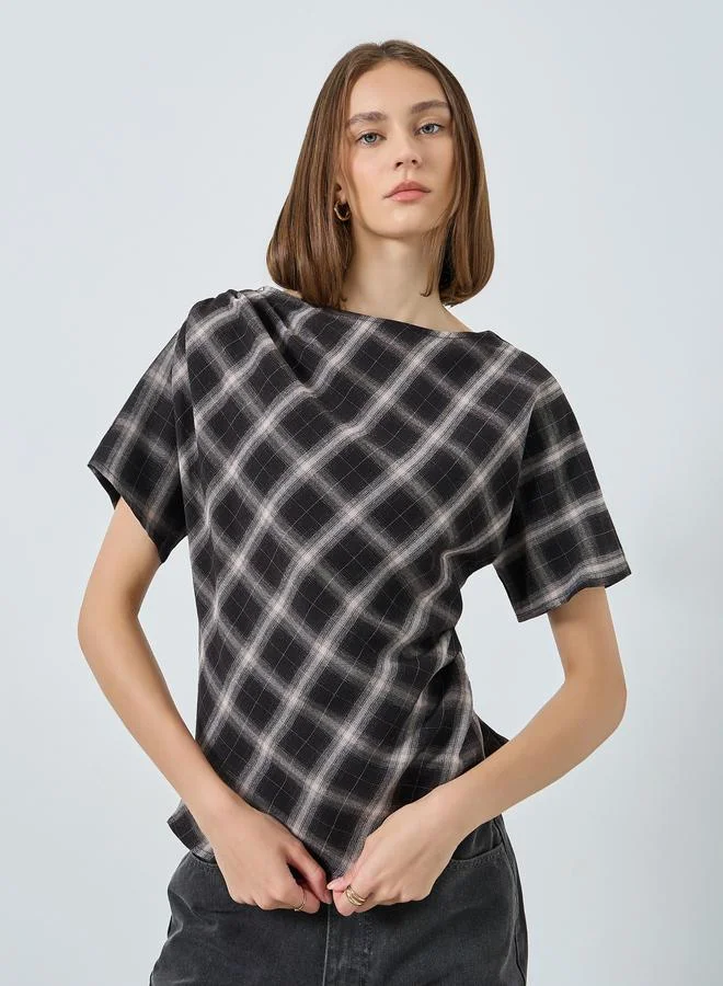 ستايلي بلوزة بطبعة مربعات مع كسرات