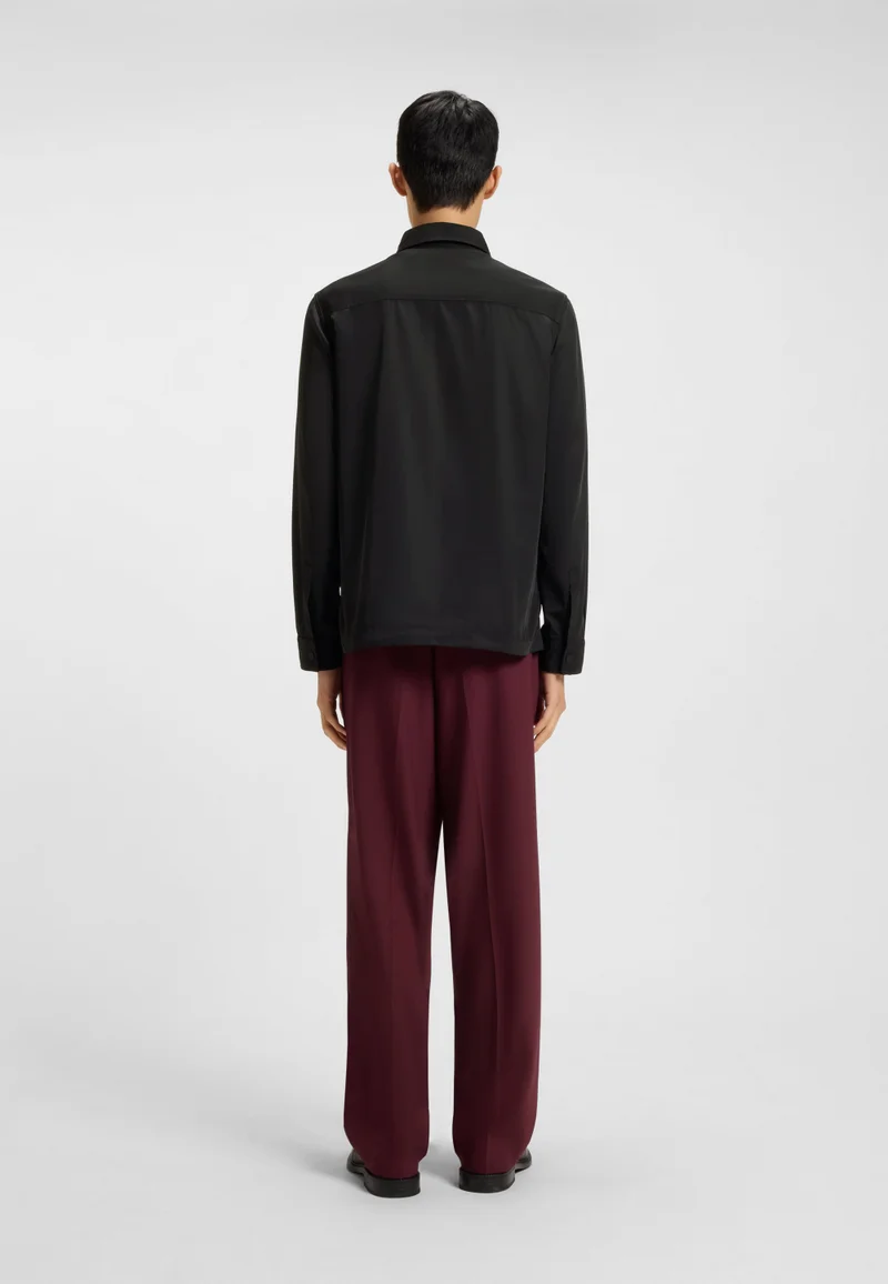 هوجو قميص بقصة واسعة بشعار مكدس