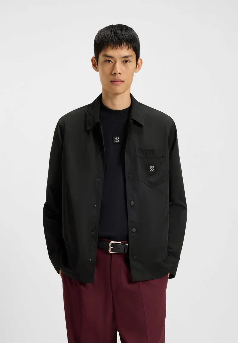 هوجو قميص بقصة واسعة بشعار مكدس