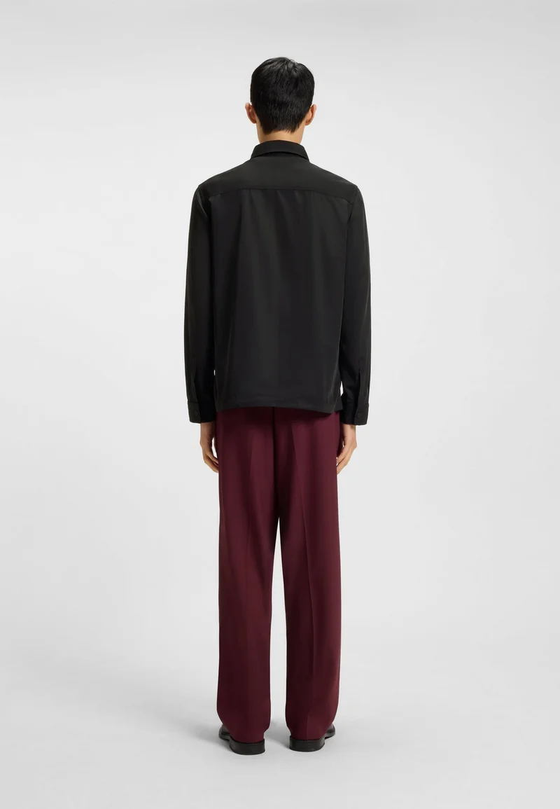 هوجو قميص بقصة واسعة بشعار مكدس