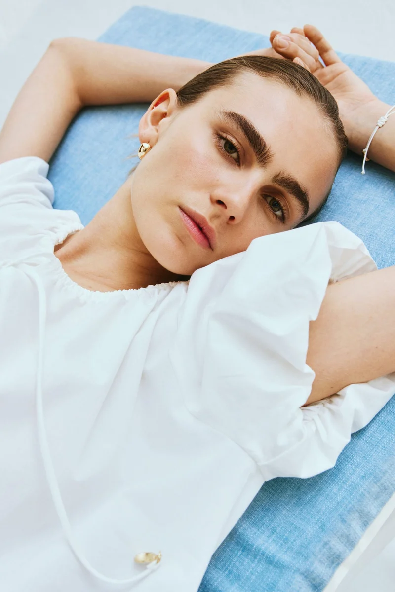 اتش اند ام فستان برباط على الرقبة