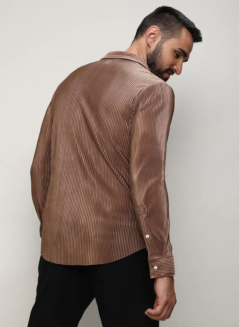 Campus Sutra Men's Mocha Brown Pleat-Creased Shirt | قميص بأكمام طويلة | نمط سادة | ملابس غير رسمية | طوق منتشر
