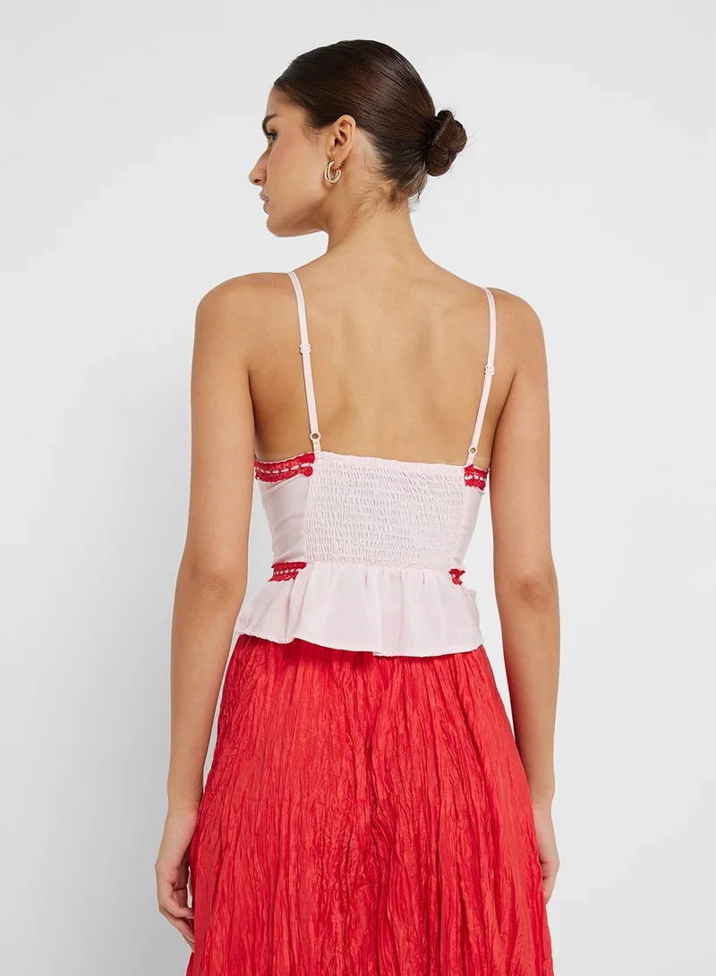 جينجر بلوزة كامي بتفاصيل ربط وحواف متباينة