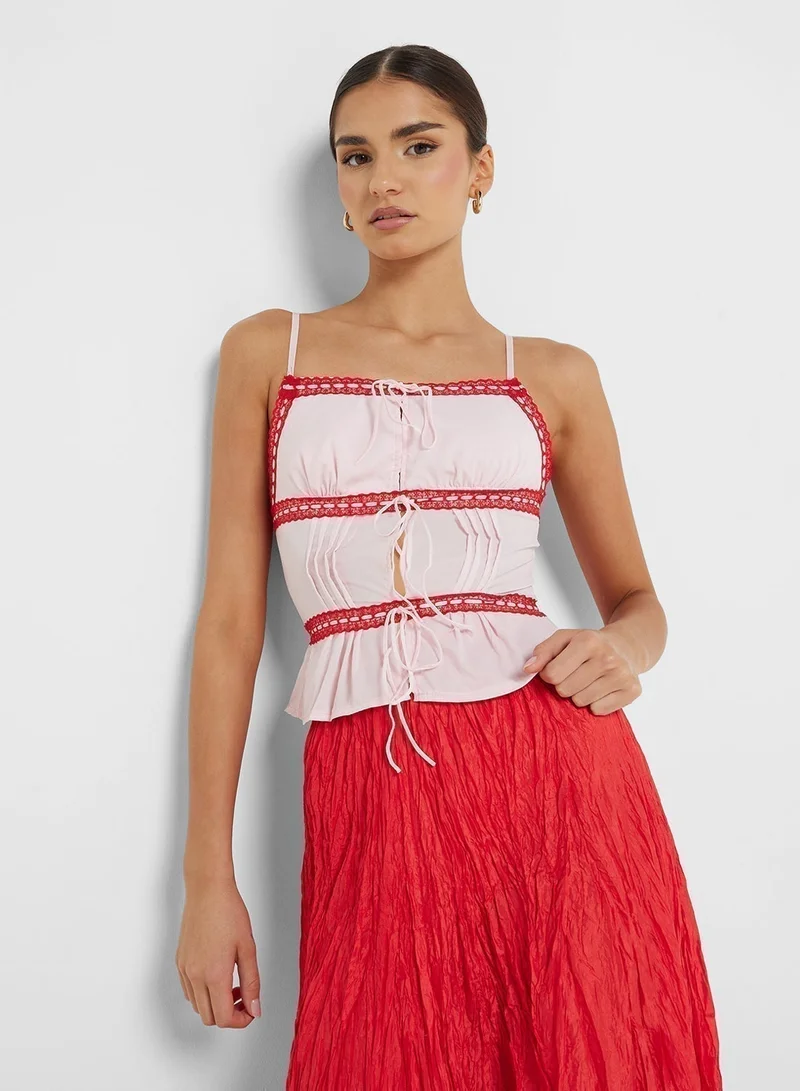 جينجر بلوزة كامي بتفاصيل ربط وحواف متباينة