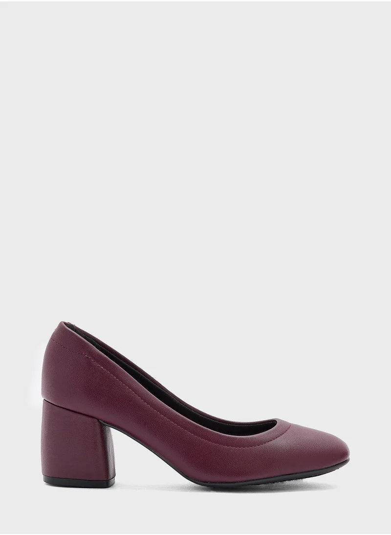 بيرا ريو Kaylani Close Toe Mid Heel Pumps