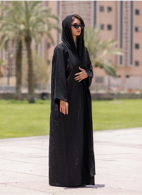 عباية جميلة ذات رقبة مفتوحة على شكل حرف V، من الأعلى إلى الأسفل، مطرزة من الأمام والخلف باللون الأسود