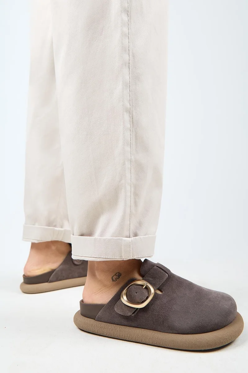 مانجيرو مانيجيرو (غير متماثل) قباقيب نسائية من الجلد الطبيعي مع حزام وإبزيم، لون بني فاتح