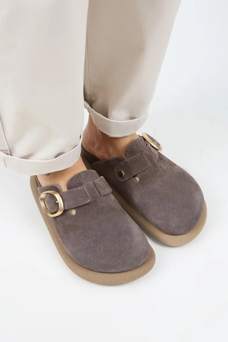 مانجيرو مانيجيرو (غير متماثل) قباقيب نسائية من الجلد الطبيعي مع حزام وإبزيم، لون بني فاتح