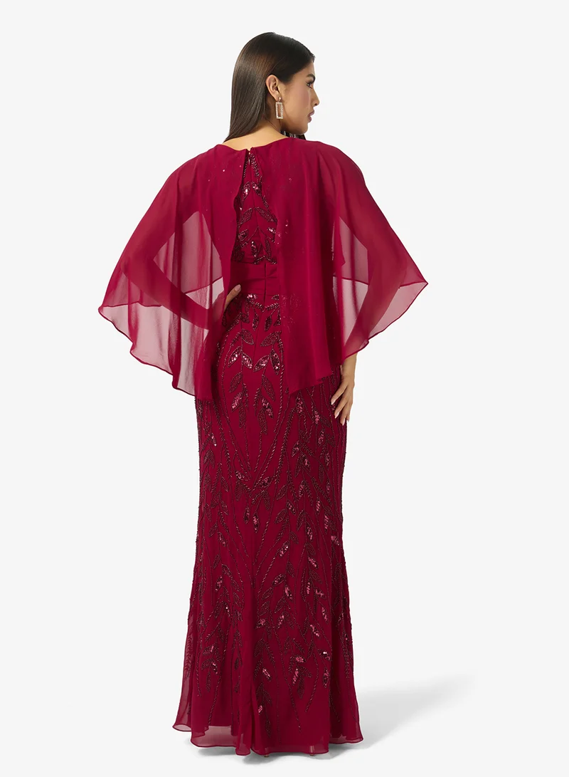 نمشي x فستان سهرة ذيل سمكة بأكمام كاب مزين بالخرز