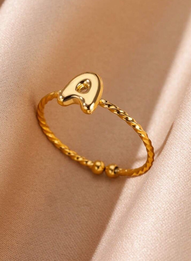 إيكوال خاتم نسائي من الاستانلس ستيل مطلي باللون الذهبي بمقاس موحد بتصميم حرف - Image 2