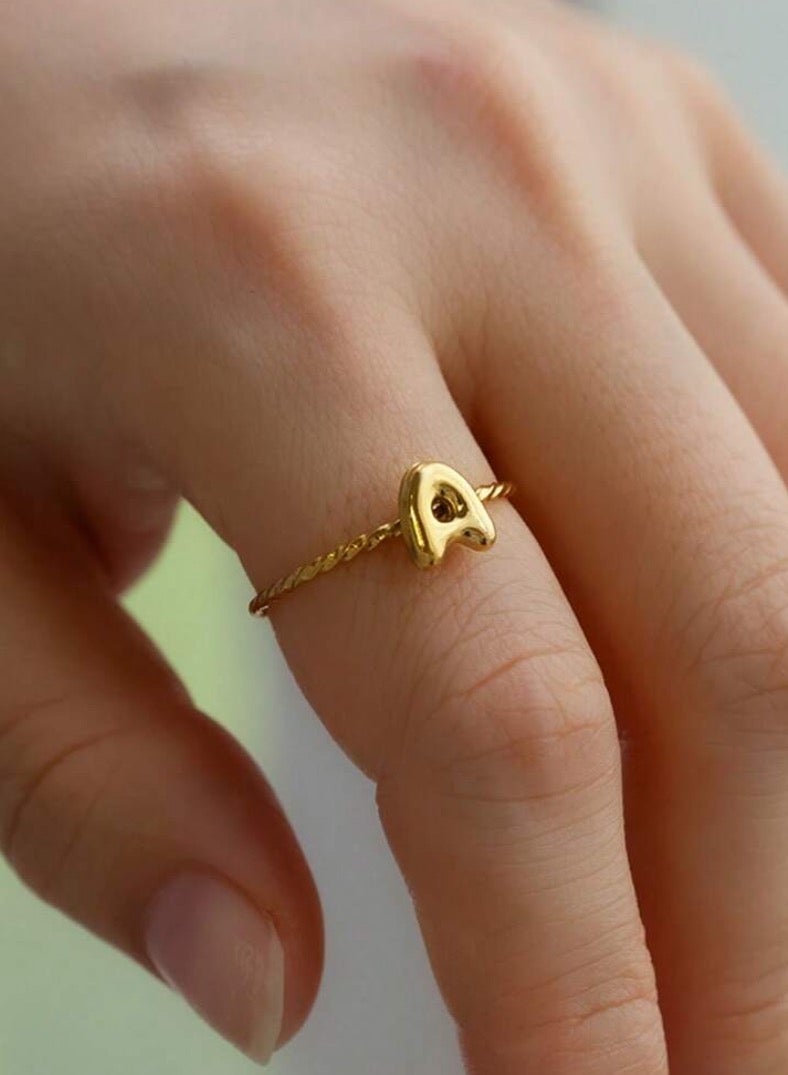 إيكوال خاتم نسائي من الاستانلس ستيل مطلي باللون الذهبي بمقاس موحد بتصميم حرف - Image 1