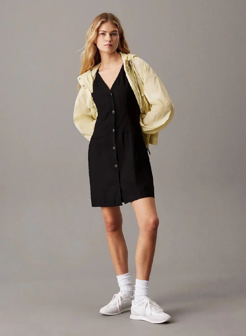 كالفن كلاين جينز فستان من قماش الكريب الناعم بأزرار