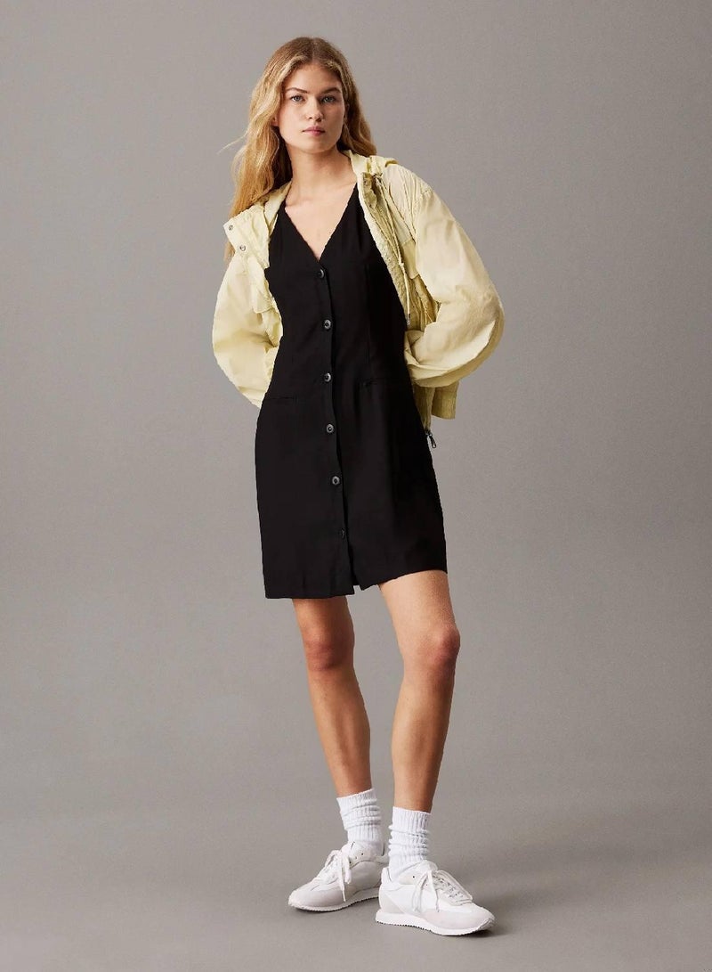 كالفن كلاين جينز فستان من قماش الكريب الناعم بأزرار - Image 1