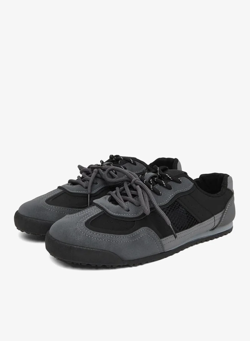 ستايلي سنيكرز رجالي بتفاصيل شمواه كلاسيكية