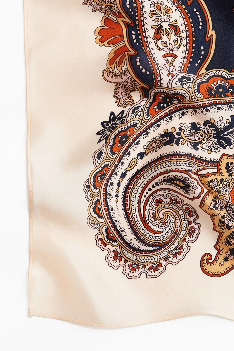 اتش اند ام وشاح من الحرير بنمط مطبوع