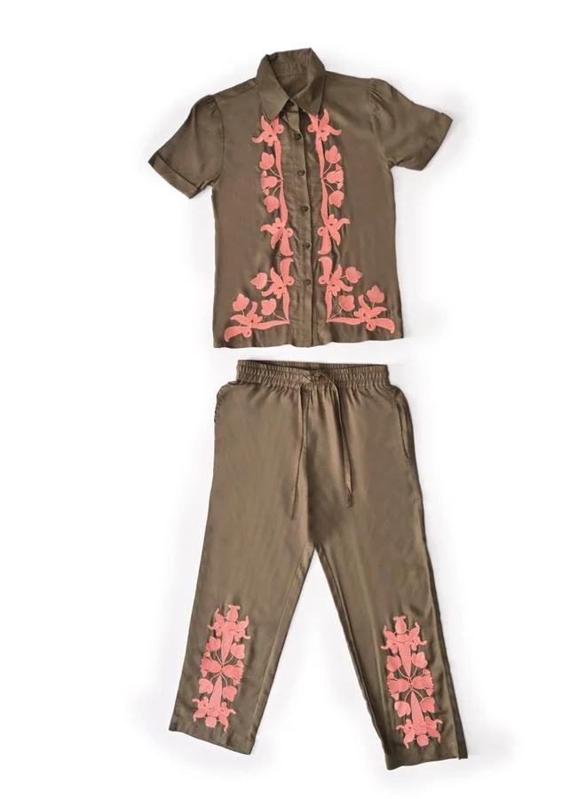 بيلا مودا Girls Green Embroidered Short Sleeves Shirt And Trousers Set