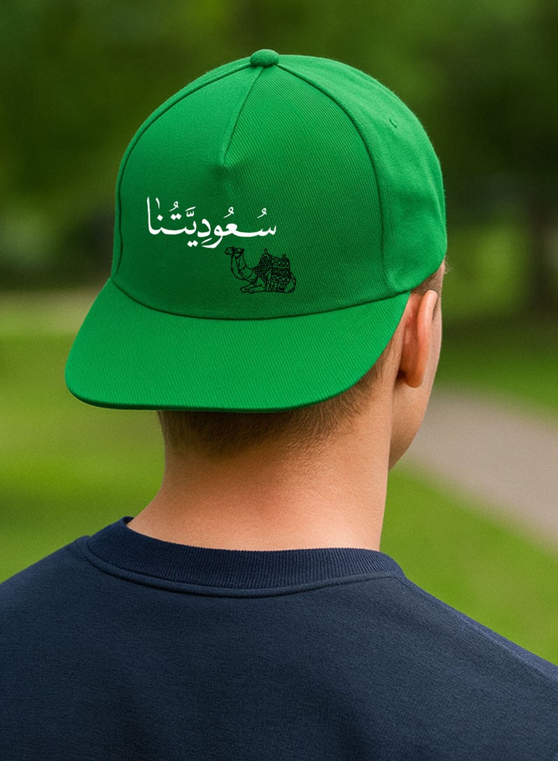 لوحة كاب مصنوع من القطن بتصميم سعوديتنا لمناسبة اليوم الوطني السعودي وللتعبير عن حب الوطن في كل وقت - Image 2