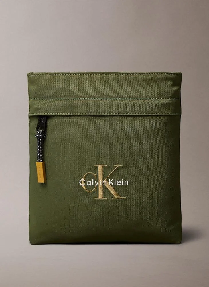 كالفن كلاين جينز حقيبة كروس بودي بشعار