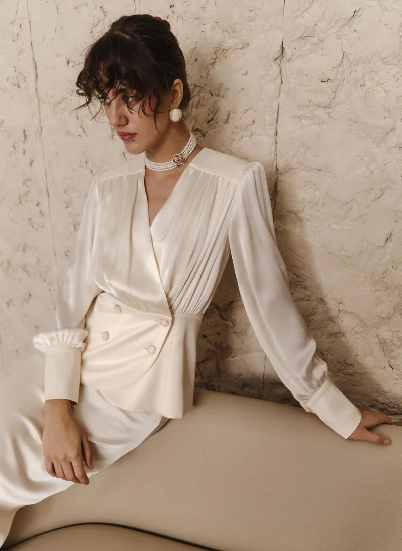 Lichi Flowing blouse with a waistband and large buttons