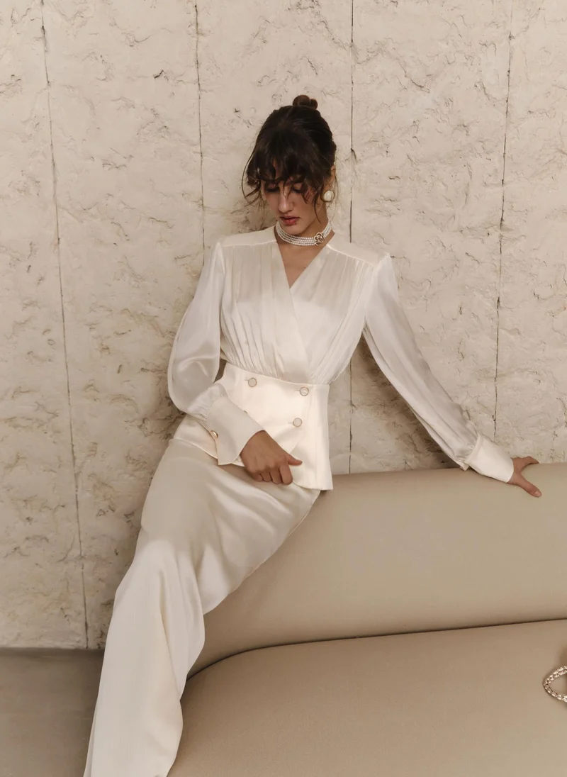 Lichi Flowing blouse with a waistband and large buttons