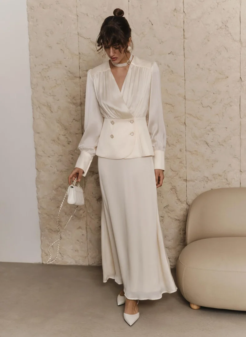 Lichi Flowing blouse with a waistband and large buttons
