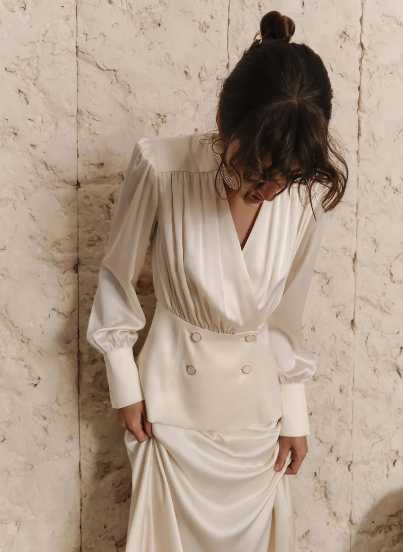 Lichi Flowing blouse with a waistband and large buttons