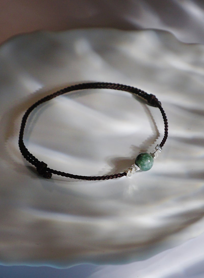 االتصميم الأصلي: يتكون من اليشم الطبيعي ومزين بلمسات من الفضة الإسترليني 925 | سوار من الحبل الشمعي فائق النعومة | يرمز إلى الحظ السعيد والثراء والحيوية | مُحاك يدويًا | باللون الأخضر البحيري - Image 1