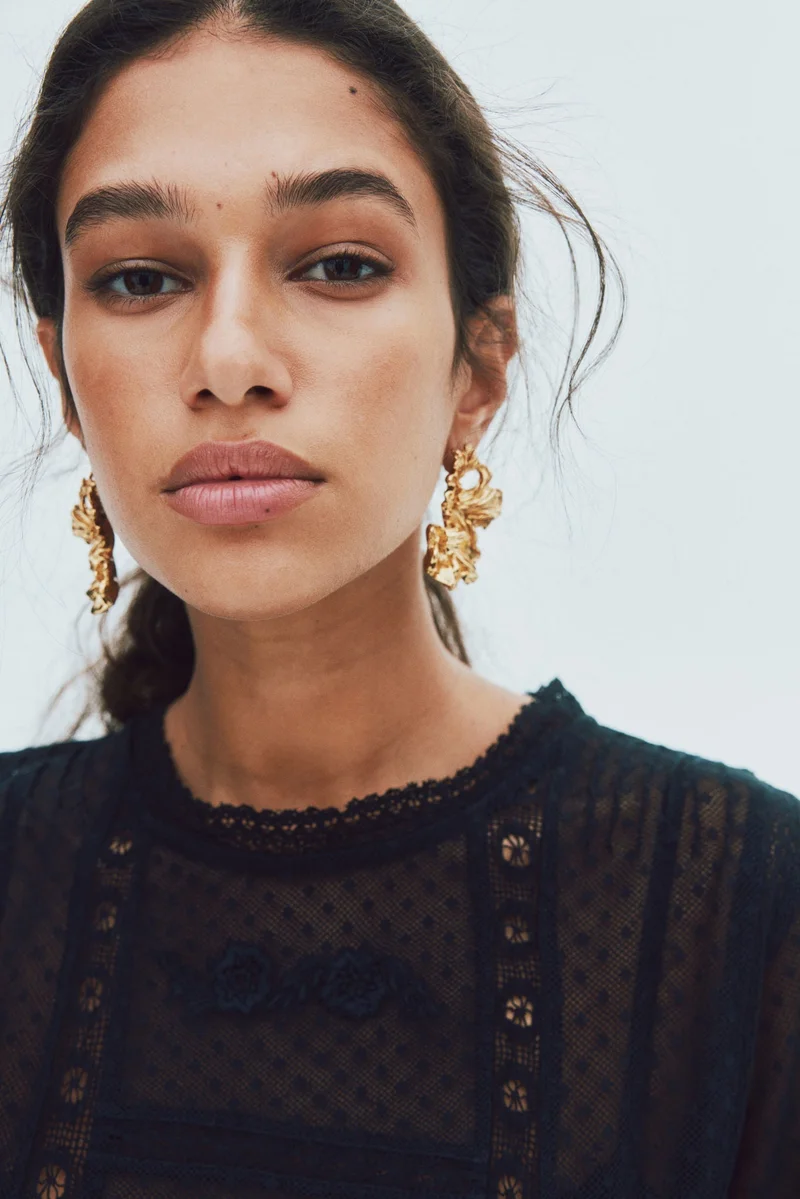 اتش اند ام بلوزة شبكية بنمط بلومتي