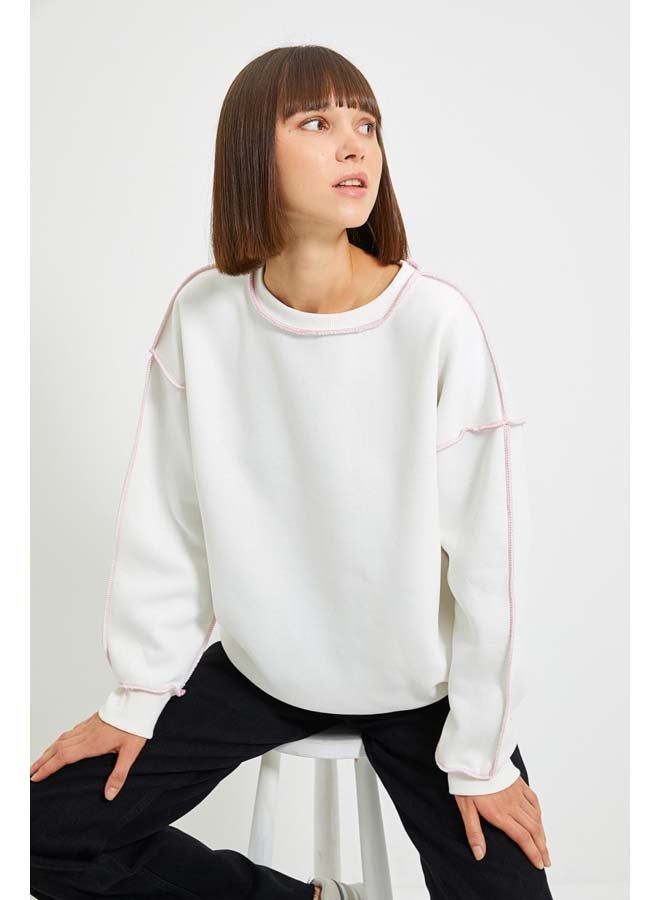trendyol Regular/Normal fit in Ecru. Stitching on the Bedspread With Fleece Inside Knitted Sweatshirt TWOAW22SW0267 - Image 2