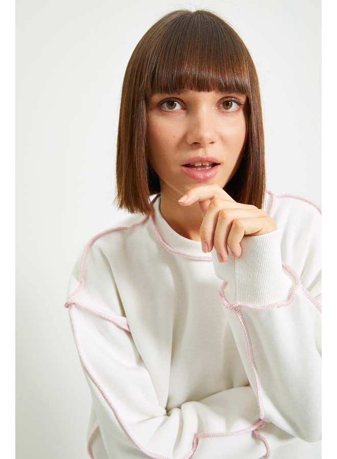 trendyol Regular/Normal fit in Ecru. Stitching on the Bedspread With Fleece Inside Knitted Sweatshirt TWOAW22SW0267 - Image 4