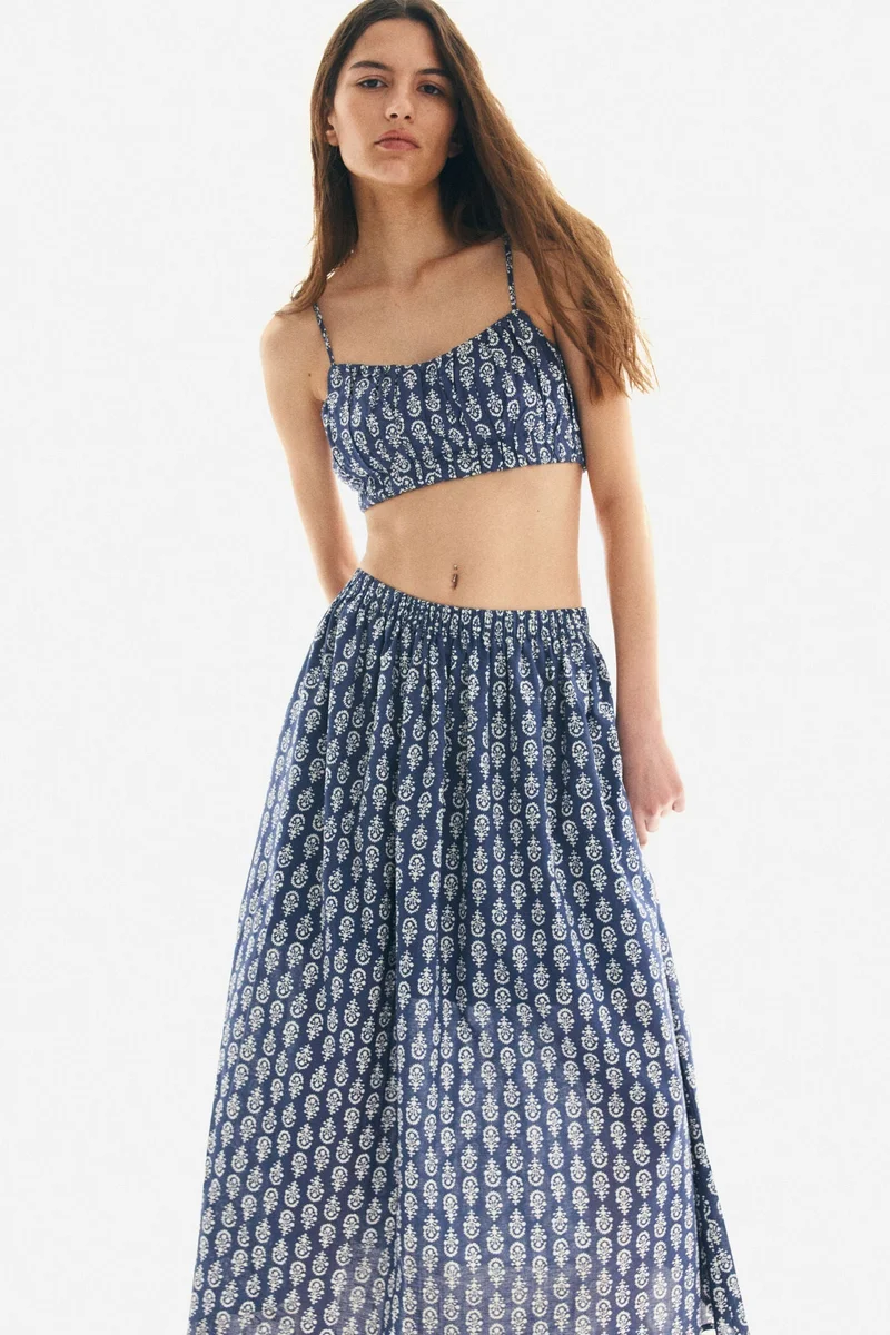 اتش اند ام بلوزة قصيرة بحمالات كتف رفيعة