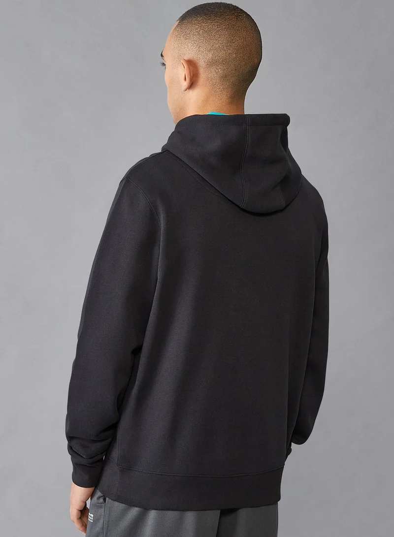 فريق AMG بتروناس للفورمولا 1 سترة هودي رجالية (مقاس كبير) لفريق مرسيدس-إيه إم جي بتروناس للفورمولا 1، مزينة بشعار الفريق بتصميم ثلاثي الأبعاد.