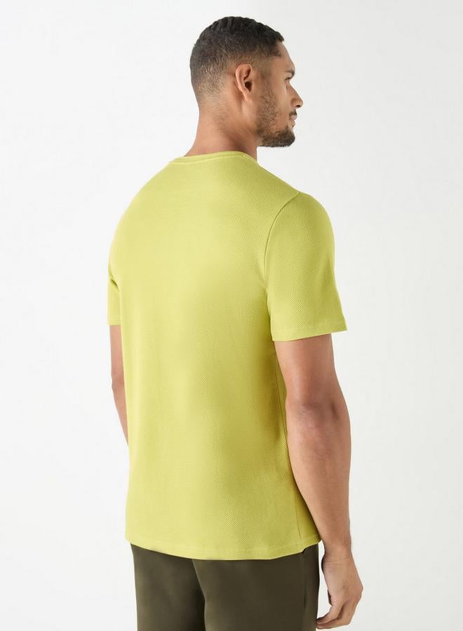 ايكونيك تيشيرت بارز الملمس بياقة ضيّقة وأكمام قصيرة من آيكونيك - Image 3