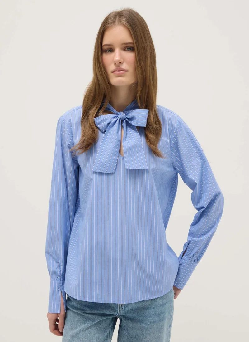 او في اس قميص قطني مخطط متعدد الألوان بقصة عادية وياقة شريطية من