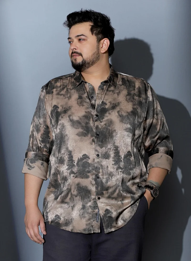 انستافاب بلس قميص رجالي لامع مطبوع بنقوش تجريدية بياقة ممتدة وأكمام طويلة وأزرار وحافة منحنية من قماش منسوج ذو ملمس مخملي، لون بيج رملي