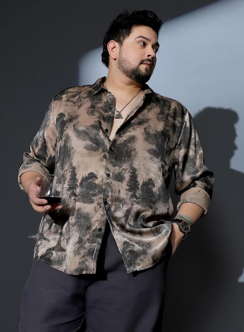 انستافاب بلس قميص رجالي لامع مطبوع بنقوش تجريدية بياقة ممتدة وأكمام طويلة وأزرار وحافة منحنية من قماش منسوج ذو ملمس مخملي، لون بيج رملي