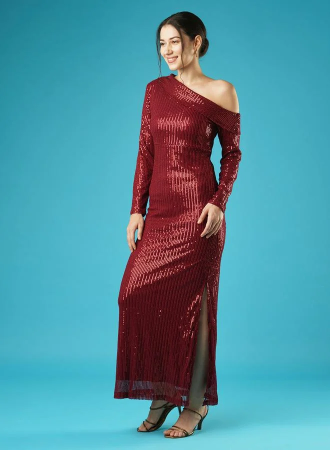 جلو باص فستان طويل ضيق بكتف واحد مزين بالترتر