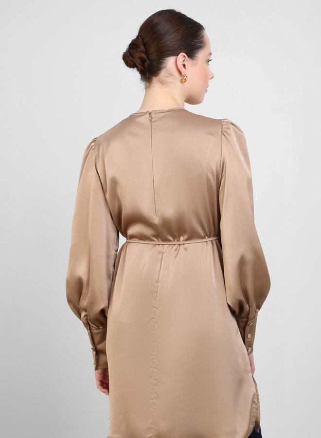 رفقة من مودانيسا بلوزة طويلة بحزام وأكمام بالون من الساتان من رفقة بواسطة مودانيسا - Image 5