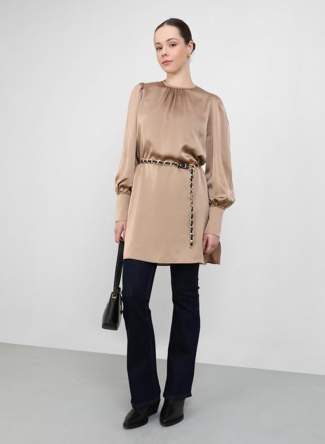 رفقة من مودانيسا بلوزة طويلة بحزام وأكمام بالون من الساتان من رفقة بواسطة مودانيسا - Image 1