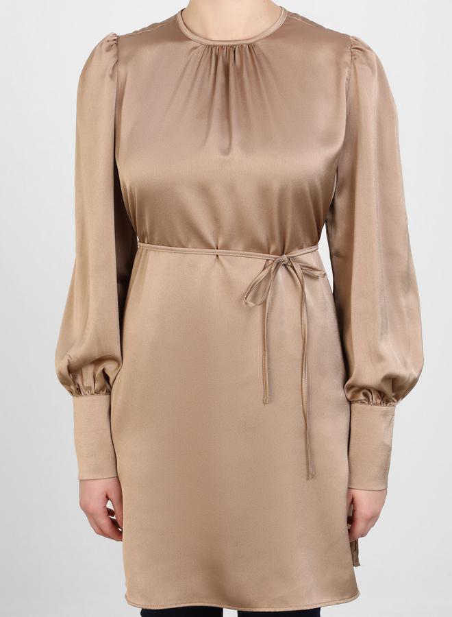 رفقة من مودانيسا بلوزة طويلة بحزام وأكمام بالون من الساتان من رفقة بواسطة مودانيسا - Image 3