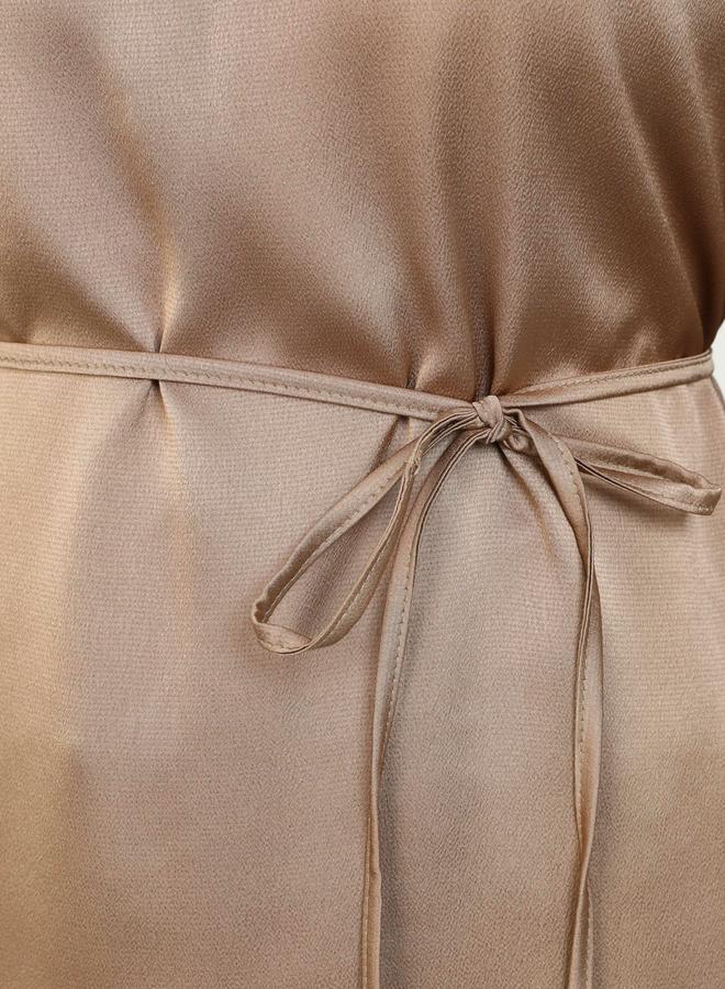 رفقة من مودانيسا بلوزة طويلة بحزام وأكمام بالون من الساتان من رفقة بواسطة مودانيسا - Image 4