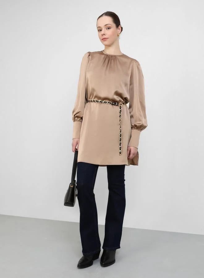 رفقة من مودانيسا بلوزة طويلة بحزام وأكمام بالون من الساتان من رفقة بواسطة مودانيسا