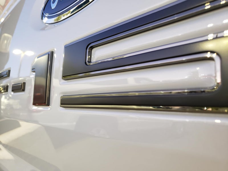 مجموعة إدخال حروف باب خلفي EyeCatcher Premium لسيارات فورد F150 من 2021 إلى 2025 باللون الأسود غير اللامع والكروم الأسود