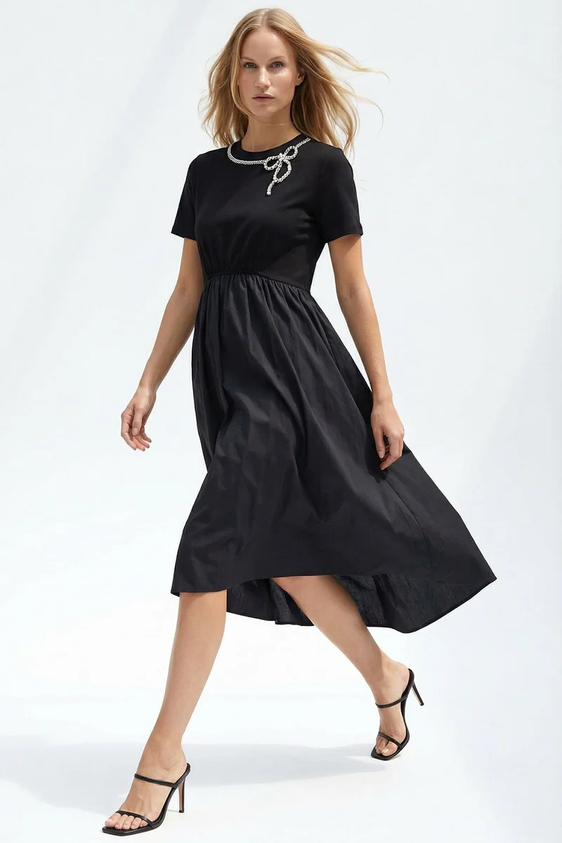 EXQUISE Maxi Dress with Embroidered Neckline