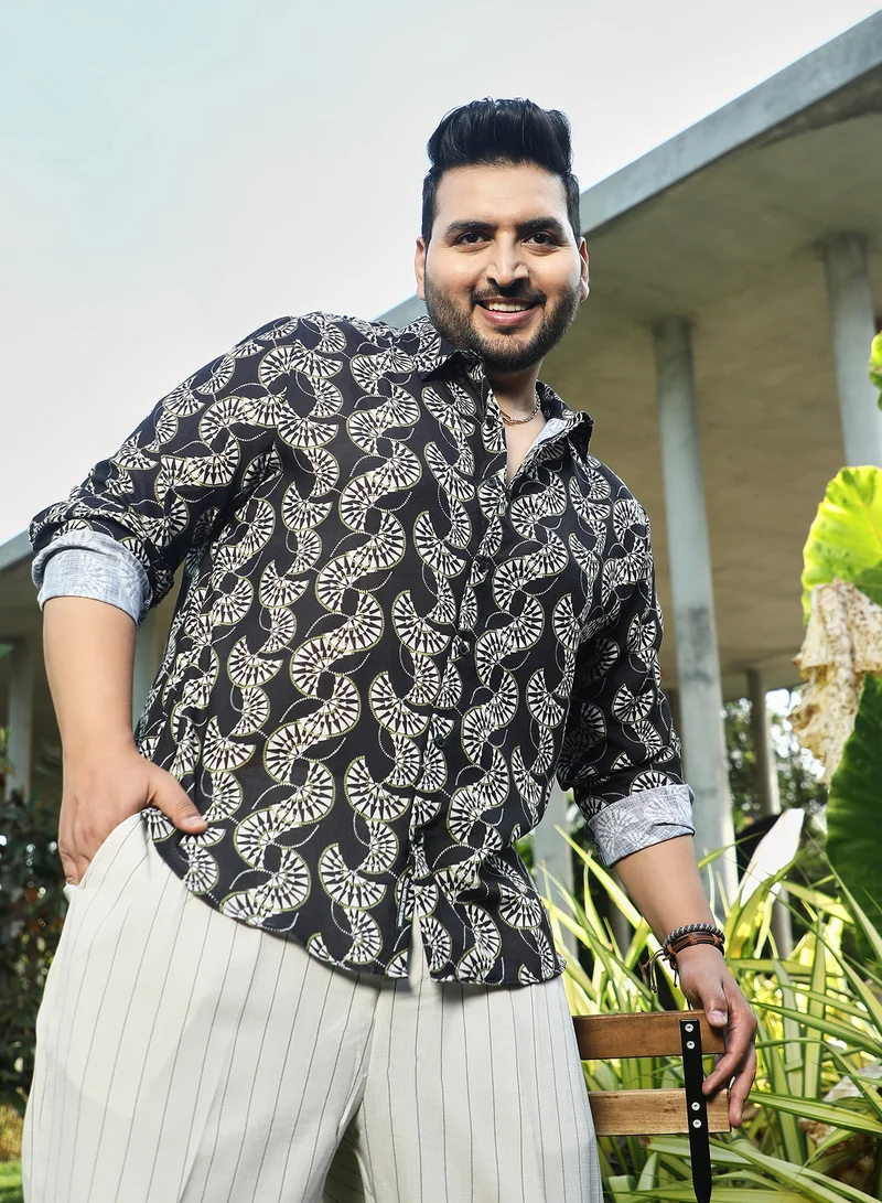 انستافاب بلس قميص رجالي بلاك آند وايت فورتكسيا مقاس بلس بقصة عادية للارتداء الكاجوال بياقة سبيد وأكمام طويلة بأزرار