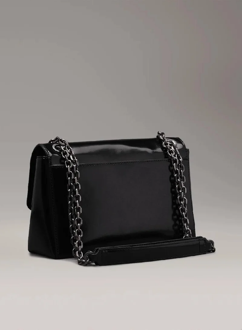 كالفن كلاين شنطة كتف قابلة للتحويل مزينة بشعار كلفن كلاين لامع